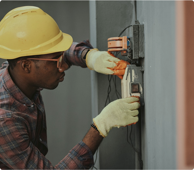 Electricista trabajando